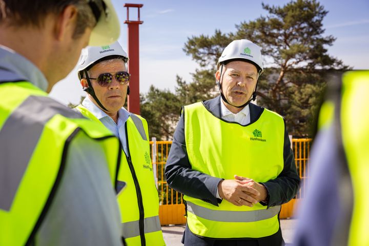 Kommunal- og distriktsminister Bjørnar Skjæran og adm. direktør Jan Hjelle i Husbanken ute på befaring på Libakkløkka i Oslo, der 58 leiligheter er under oppføring. Prosjektet var det første Husbanken innvilget prosjektfinansiering til etter lengre stillstans i Oslo.