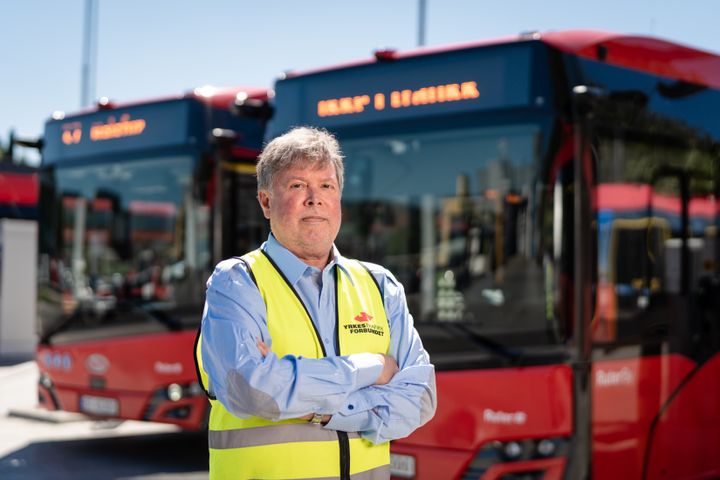 Forbundsleder i Yrkestrafikkforbundet Jim Klungnes reagerer på at det kan bli dårligere arbeidsvilkår for buss- og turbussjåfører.