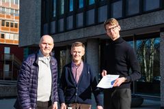 Partene i arbeidslivet overleverte krav til lønnsoppgjøret på for bussjåførene.Dag Einar Sivertsen - Fellesforbundet, Jon H. Stordrange NHO Transport, Marius Træland YTF.