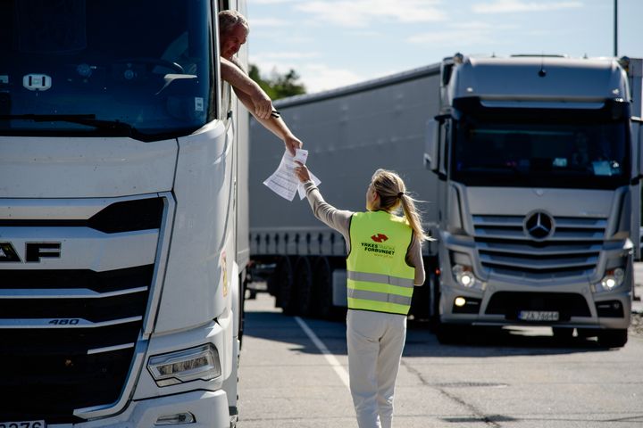 Lastebilsjåfører svarer på undersøkelsen til YTF på grenseovergangen ved Svinesund