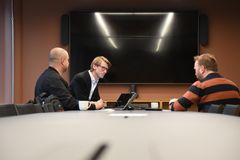 YTFs forhandlingsdelegasjon hos Riksmekleren f.v. ved Akam Ismael Omar (leder avd PostNord Langhus), Marius Træland (forhandlingsleder) og Lars Kristiansen (leder avd PostNord Alfaset)