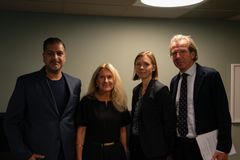 Partene ble enige hos Riksmekleren og streik er avverget (f.v. Mohammed Malik - forhandlingsleder Fellesforbundet, Tine Kari Nordengen - mekler, Josefine Wærstad - forhandlingsleder YTF, Sigbjørn Mygland, forhandlingsleder NHO Service og Handel).