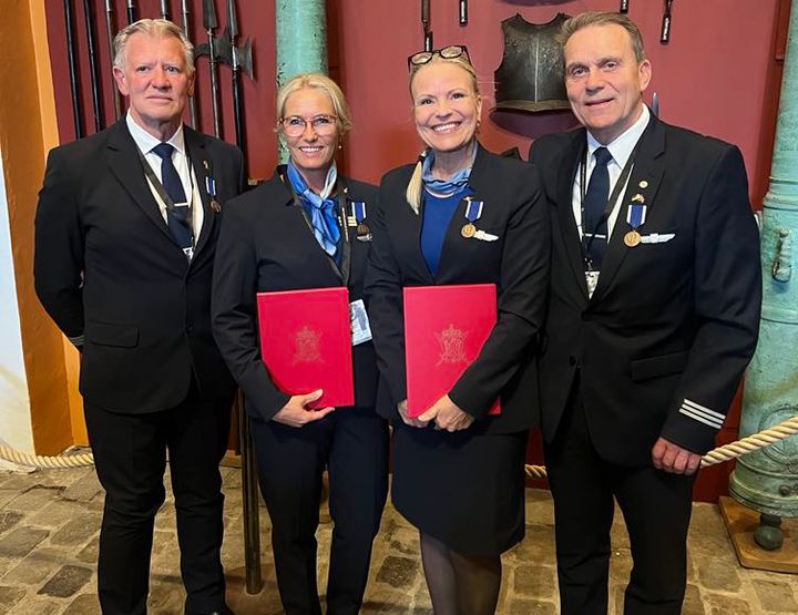 Fire medlemmer i SAS Norge kabinforening i Parat fikk torsdag 8. mai medaljer for sin innsats for evakuering av sårede fra Ukraina. De fire er (f.v.) Ulrich Schieren, Line Andresen, Anne Elisabeth Egeberg og Tore Magnus Holtan.