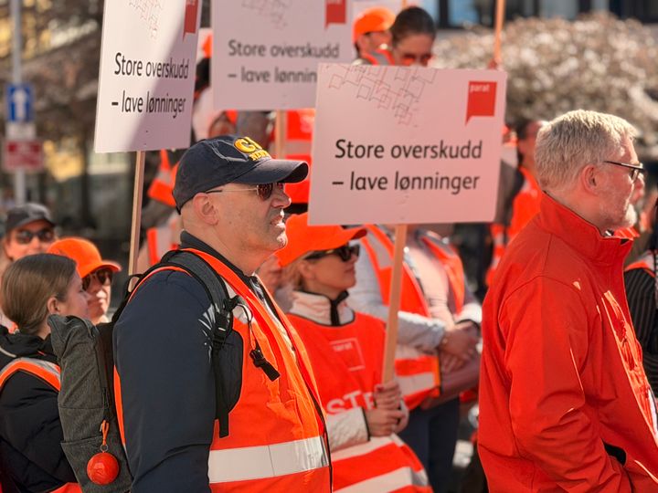 Parat markerer streiken utenfor NHO-huset, tirsdag 28. april klokken 11.00