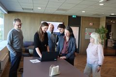 Parat Medias forhandlingsdelegasjon. Fra venstre: Thomas Ermesjø fra Schibsted, Katrine Andresen Roald, forhandlingsleder i Parat, Yngve Steensæth fra TV 2, May Thingelstad fra Aller Media, Tone Sagen, leder i Parat Media, og Bente Welland fra Adresseavisen/Polaris.