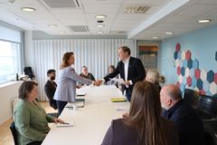 Det endte med enighet da Parat, Delta og Negotia møtte Virke til forhandlinger om Funksjonæravtalen og Landsoverenskomsten for administrativt personale. Her er forhandlingslederne Bjørg Melbø Ratvik fra Virke og Trond Vegard Sæle for arbeidstakersiden.