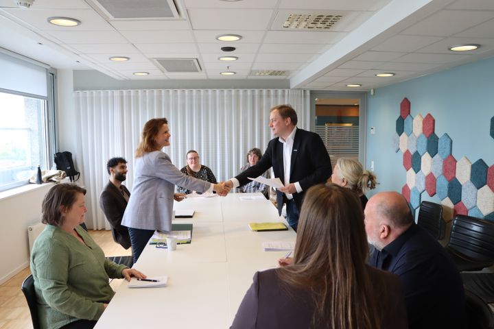 Det endte med enighet da Parat, Delta og Negotia møtte Virke til forhandlinger om Funksjonæravtalen og Landsoverenskomsten for administrativt personale. Her er forhandlingslederne Bjørg Melbø Ratvik fra Virke og Trond Vegard Sæle for arbeidstakersiden.