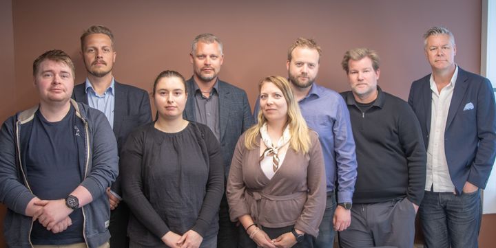 Forhandlingsutvalget i vekteroverenskomsten 2026. Fra venstre: Mikael Gustavsen fra Protect Vakthold & Sikkerhet, Peter Stensvaag Jeppesen fra Avarn Security, Natalie Ljusic fra Securitas, André Bø fra Avarn Security, Beate Ruud fra Avarn Security Aviation, Kjell Åge Ludvigsen fra Avarn Security Aviation, Thore Halvorsen fra Parat og Lars Petter Larsen fra Parat. Gustavsen, Bø og Ludvigsen er hovedtillitsvalgte.