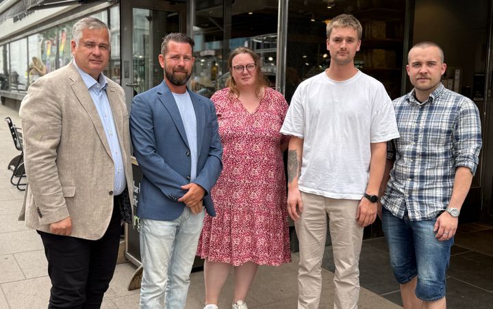 Parat har fått fullt gjennomslag for sine krav i årets oppgjør, inkludert det absolutt største stridsspørsmålet knyttet til sykelønn.  Fra venstre: forhandlingsleder i Parat Kjell Morten Aune, Kenneth Rasmussen fra Arne Olav Lund, Benedicte Søderlund fra Parats forhandlings- og arbeidslivsavdeling, Erik Ellingsen fra Larvikitt-blokka og Robin Grande fra Letnes entreprenør.