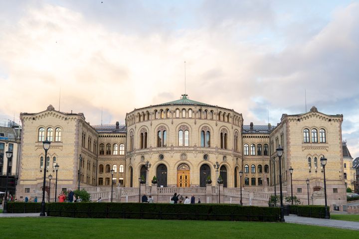 Stortinget har en egen direkte tariffavtale som i stor grad følger statens avtaleverk, men som forhandles selvstendig. Nå går oppgjøret til mekling.