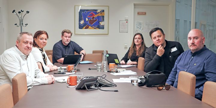 Parats forhandlere . Fra venstre: Tom Duesund fra Norwegian, Mona Knutsdatter fra Widerøe, forhandlingsleder Thore Selstad Halvorsen, forhandler Katrine Roald, John Even Claussen fra Widerøe Ground Handling og Adam Bjärnstig fra SAS Ground Handling (er ikke med i meklingen og Hans M. Kleppa fra samme selskap erstatter Bjärnstig).