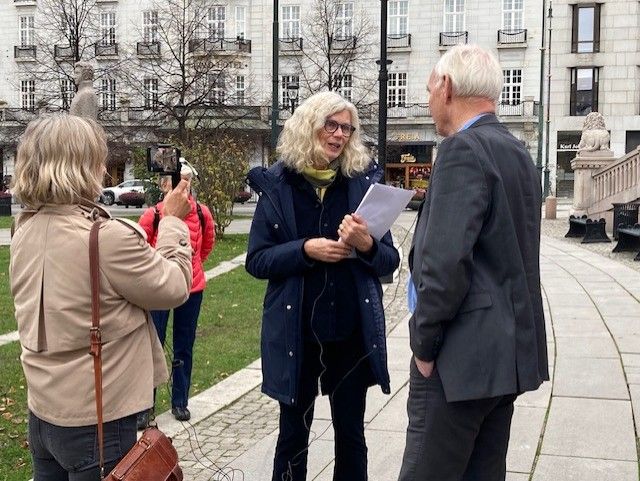 Per Olaf Lundteigen (Sp) tok imot Folkets Strålevern på Stortinget den 29. oktober. Han fikk en konvolutt i hånden med dokumentasjon om skadelige effekter fra stråling på strålestyrker mange utsettes for i Norge i dag. (Foto: Folkets Strålevern)