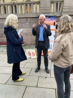 Per Olaf Lundteigen (Sp) tok imot Folkets Strålevern på Stortinget. Han forteller at han mener det bør tas tak i temaet stråling og skadevirkninger på mennesker og liv i naturen. (Foto: Folkets Strålevern)