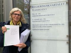 Sissel Halmøy ved Helse- og omsorgsdepartementet før overlevering av dokumentasjon. (Foto: Folkets Strålevern)