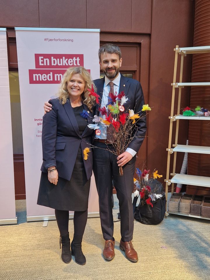 Generalsekretær Malin Stensønes med helseminister Jan Christian Vestre. Foto: Sanitetskvinnene