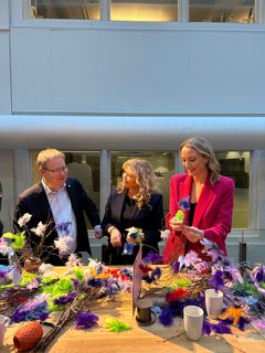 Fra Fastelavnsverkstedet: Tidligere forsvarsminister Bjørn Arild Gram, generalsekretær Malin Stensønes og stortingsrepresentant for Høyre, Sandra Bruflot. Foto: Sanitetskvinnene