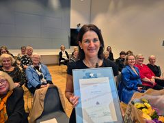 Professor Bettina Husebø fikk Sanitetskvinnenes kvinnehelseforskningspris 2025.