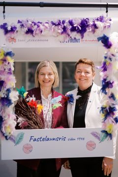 Venstre-leder Guri Melby med May Britt Buhaug på fastelavnsverkstedet.