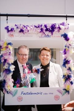 Bjørn Arild Gram og konstituert generalsekretær May Britt Buhaug på Sanitetskvinnenes fastelavnsverksted