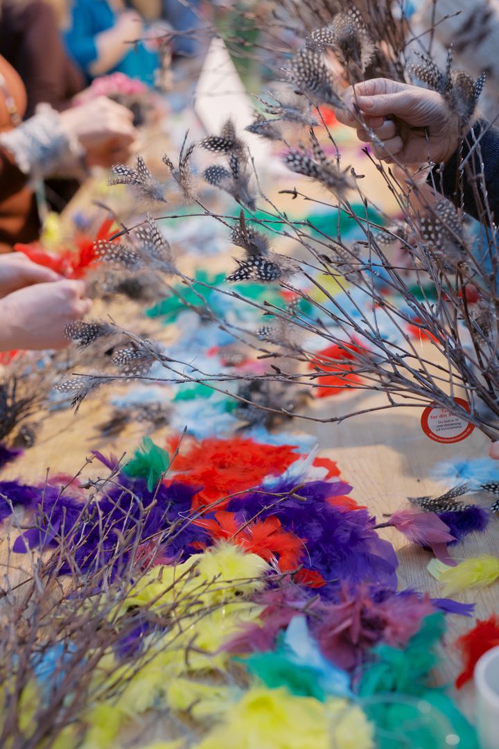 Det fargerike fastelavnsriset har blitt solgt for helseformål i 80 år. Her fra Sanitetskvinnenes fastelavnsverksted.