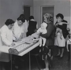 Sanitetskvinnene startet de første helsestasjonene for spedbarn i Norge.