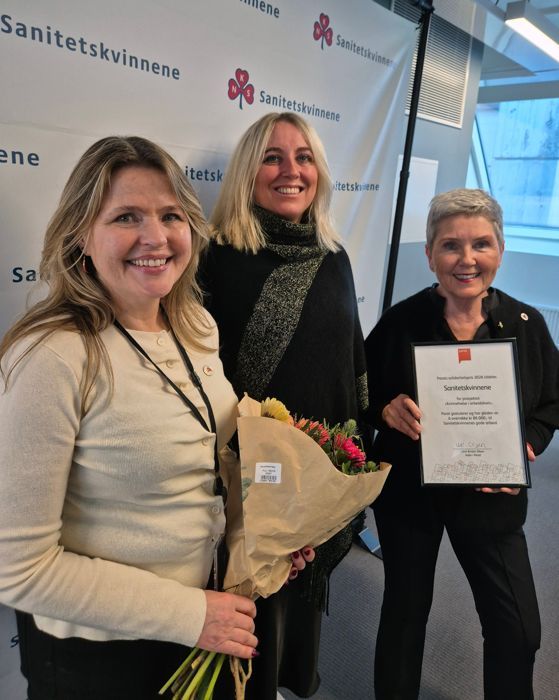 Fra venstre, Sanitetskvinnenes generalsekretær Kari Helene Partapuoli, Parats forbundsleder Unn Kristin Olsen og Organisasjonsleder i Sanitetskvinnene, Marit Bjørnstad.