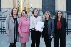 Sanitetskvinnene leverte 80 000 underskrifter til helse- og omsorgskomiteen på Stortinget i formiddag. Fra venstre Margret Hagerup (H), Farahnaz Bahrami (Ap), Kjersti Toppe (Sp), Kari Helene Partapuoli (Sanitetskvinnene) og Seher Aydar (Rødt).