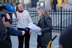 To kvinner. TV-kamera og mikrofon. Stortinget.