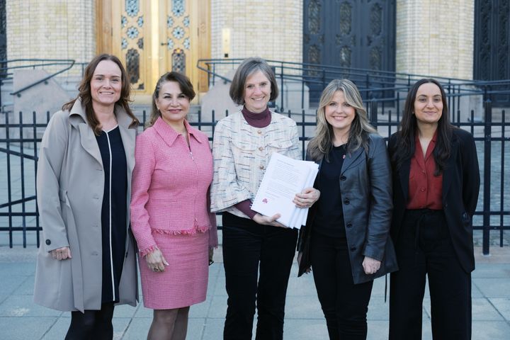 Sanitetskvinnene leverte 80 000 underskrifter til helse- og omsorgskomiteen på Stortinget i formiddag. Fra venstre Margret Hagerup (H), Farahnaz Bahrami (Ap), Kjersti Toppe (Sp), Kari Helene Partapuoli (Sanitetskvinnene) og Seher Aydar (Rødt).