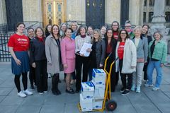 Mange kvinner foran Stortinget.