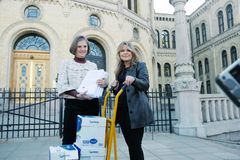 To kvinner foran Stortinget.