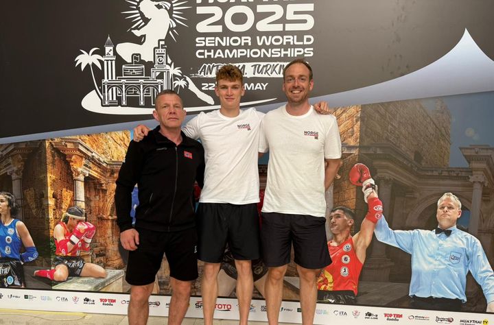 Fra venstre: Coach Eirik Digre, VM-finalist Oliver-Mathias Kongsgård Hansen og teammanager Frederic Solberg.