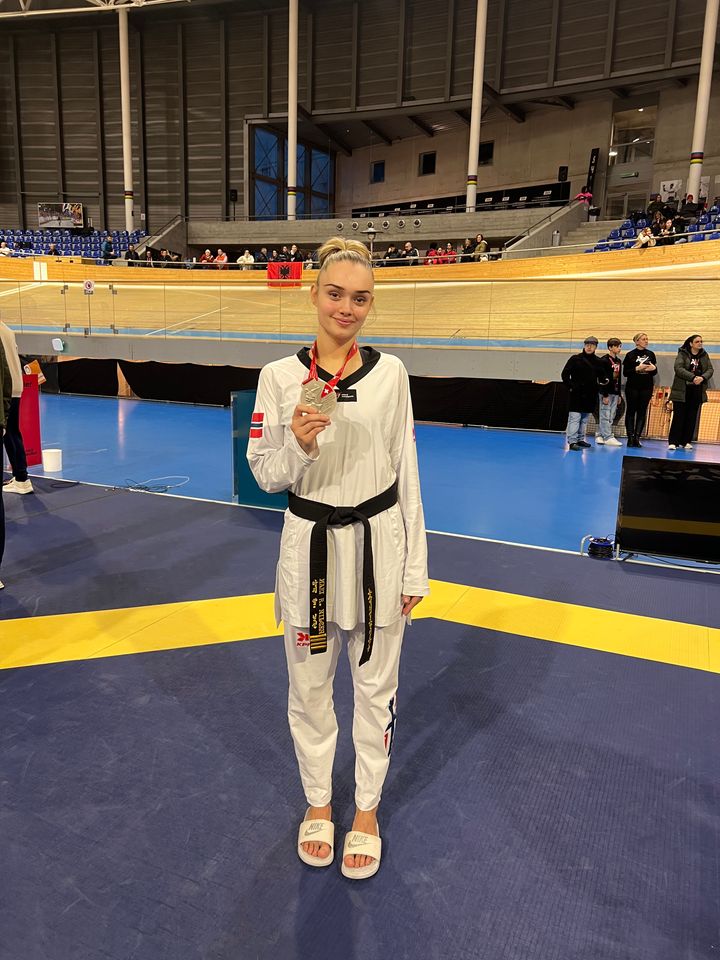 Mari Romundset Nilsen (22) med EM-sølvet i hånden.