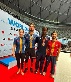 Fra venstre: Lea Qvistgaard, Armin Douzal, Davis Asare  og Hama Balisany i Kroatia under VM i jiu-jitsu 2026.