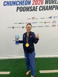Anna Kim med VM-gullet i Korea.