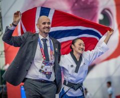 Anna Kim sammen med landslagstrener Michael Bännback etter finalen i VM 2026.