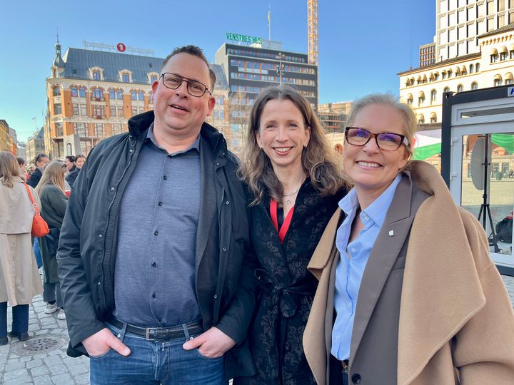 Justisminister Astrid Aas-Hansen, flankert av Juristforbundets president Sverre Bromander -og visepresident Benedicte Gram Knutsen da regjeringen la frem lovforslaget i april.