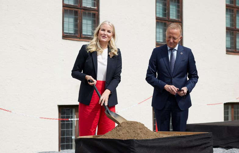 Statsbyggs administrerende direktør Harald V. Nikolaisen bisto H.K.H. Kronprinsesse Mette-Marit i arbeidet med å skuffe sand over grunnsteinen, som var trygt plassert i den provisoriske sandkassen.