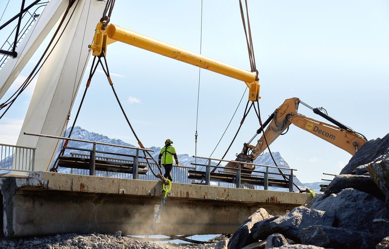 AF Decom river Engeløybrua i Nordland