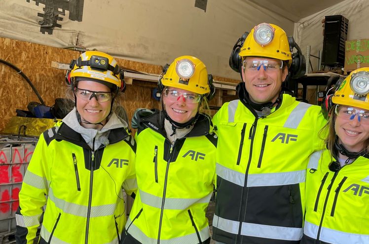 Tessa Bremerthun, bedriftsfysioterapeut i AF Bedriftshelsetjeneste sammen med skiskytterne Ragnhild Femsteinevik, Ragnhild Femsteinevik og Ida Lien. Bildet ble tatt ifbm opptak til treningsvideo på prosjekt kabeltunnel Sogn-Ulven.