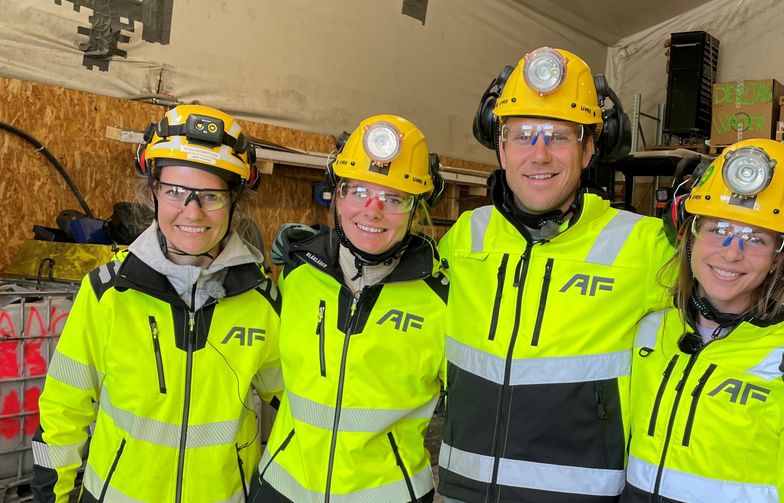 Tessa Bremerthun, bedriftsfysioterapeut i AF Bedriftshelsetjeneste sammen med skiskytterne Ragnhild Femsteinevik, Ragnhild Femsteinevik og Ida Lien. Bildet ble tatt ifbm opptak til treningsvideo på prosjekt kabeltunnel Sogn-Ulven.