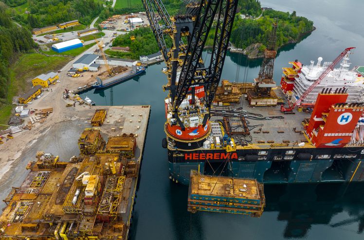 Et av Heerema Marine Contractors (HMC) fartøyer ankommer Vats.