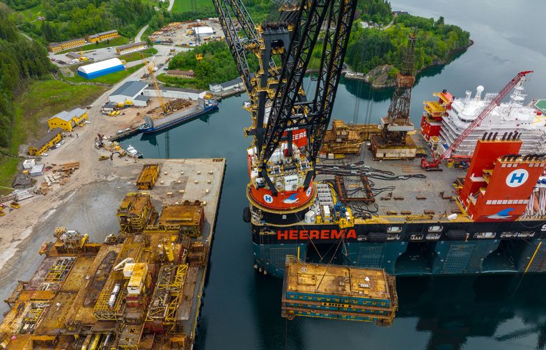 Et av Heerema Marine Contractors (HMC) fartøyer ankommer Vats.