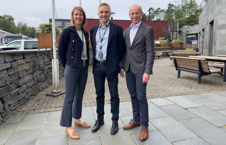 AF Gruppen kjøper Eviny Solutions. Fra venstre: Ragnhild Janbu Fresvik, konsernsjef i Eviny, Helge Rysjedal, administrerende direktør i Eviny Solutions og Tormod Solberg, konserndirektør i AF Gruppen