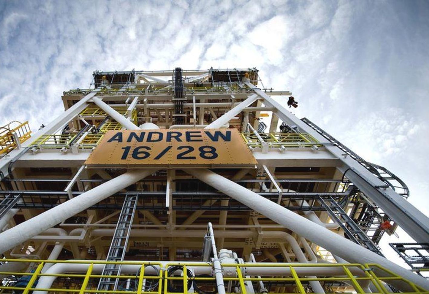 Andrew-feltet ligger 225 km nordøst for Aberdeen og fungerer som et sentralt knutepunkt for fire undervannsfelt.