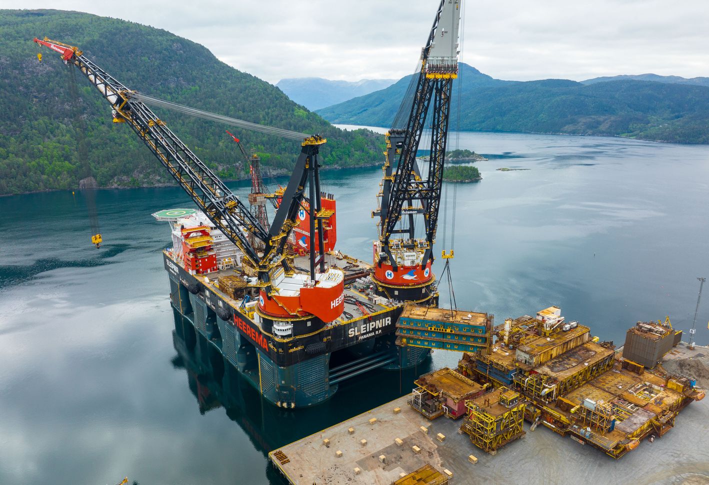 Illustrasjonsfoto av innlastning av plattformkonstruksjoner fra HMCs fartøy Sleipnir på AF Miljøbase Vats.