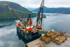 Illustrasjonsfoto av innlastning av plattformkonstruksjoner fra HMCs fartøy Sleipnir på AF Miljøbase Vats.