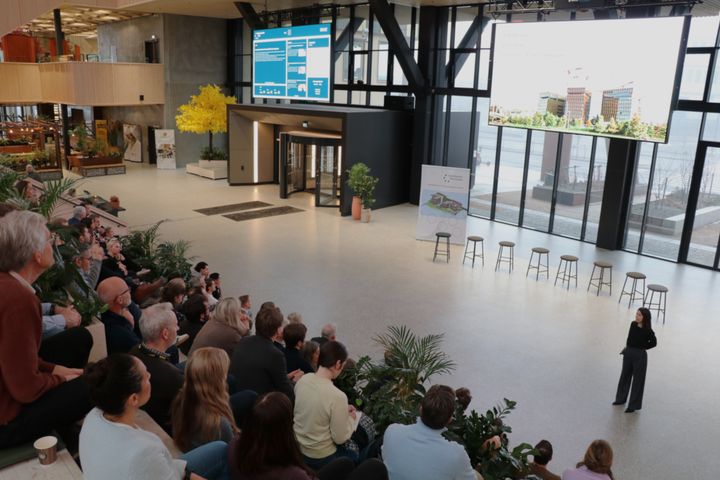 Glasshallen i Construction City var full da bygg- og anleggsbransjen samlet seg til lanseringen av rapporten «Samspill i praksis – erfaringer fra Construction City-prosjektet».