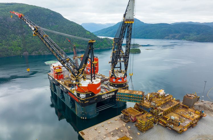 Illustrasjonsfoto av innlastning av plattformkonstruksjoner fra HMCs fartøy Sleipnir på AF Miljøbase Vats.
