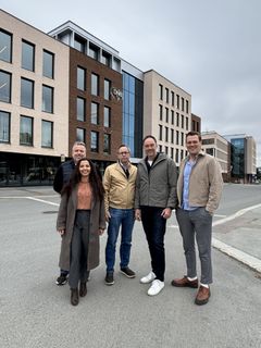 Prosjektleder Jens Heie og prosjekteringsleder Amal Issa Fossum i Betonmast Innlandet sammen med direktør prosjektutvikling og marked Dagfinn Lerberg, prosjektleder Ole Erik Holestøl og prosjektutvikler Johan Sterten i Tema Eiendom.